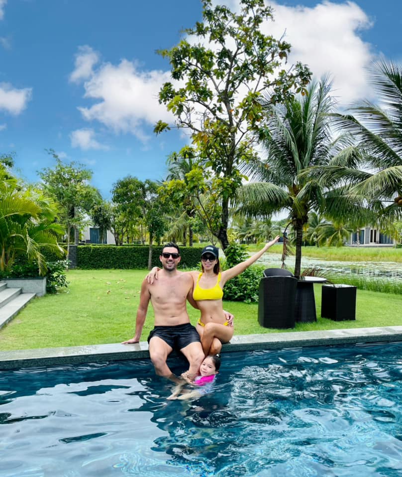 Bé Myla nhà siêu mẫu Hà Anh mới 3 tuổi đã bơi lội cực siêu, ăn cũng tự xúc thành thục như người lớn-1