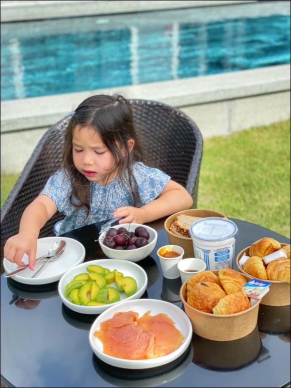 Bé Myla nhà siêu mẫu Hà Anh mới 3 tuổi đã bơi lội cực siêu, ăn cũng tự xúc thành thục như người lớn-8
