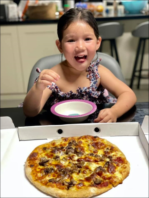 Bé Myla nhà siêu mẫu Hà Anh mới 3 tuổi đã bơi lội cực siêu, ăn cũng tự xúc thành thục như người lớn-7