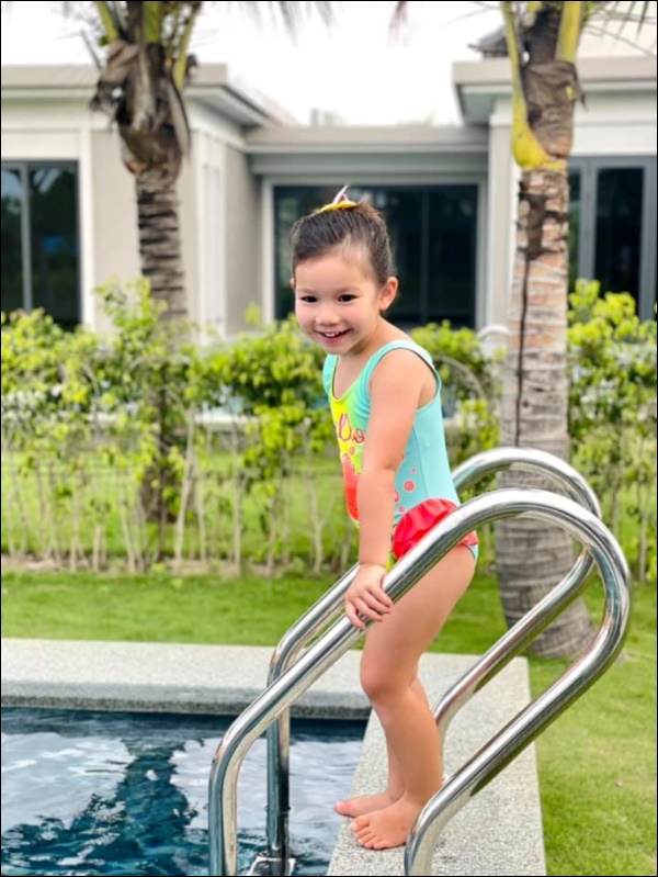 Bé Myla nhà siêu mẫu Hà Anh mới 3 tuổi đã bơi lội cực siêu, ăn cũng tự xúc thành thục như người lớn-2