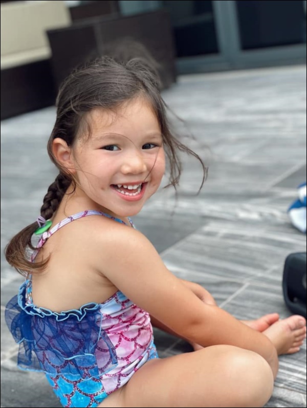 Bé Myla nhà siêu mẫu Hà Anh mới 3 tuổi đã bơi lội cực siêu, ăn cũng tự xúc thành thục như người lớn-5