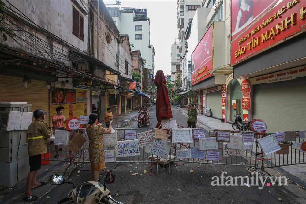 Hà Nội: Chợ phố cổ biển quảng cáo treo kín hàng rào, ai mua gì a lô có ngay không cần vào chợ-1