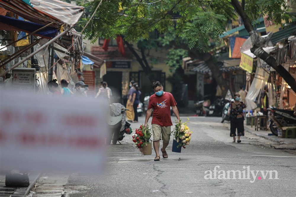 Hà Nội: Chợ phố cổ biển quảng cáo treo kín hàng rào, ai mua gì a lô có ngay không cần vào chợ-5