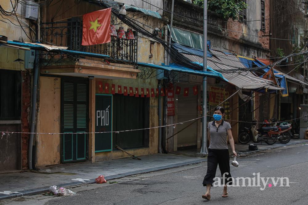 Hà Nội: Chợ phố cổ biển quảng cáo treo kín hàng rào, ai mua gì a lô có ngay không cần vào chợ-6