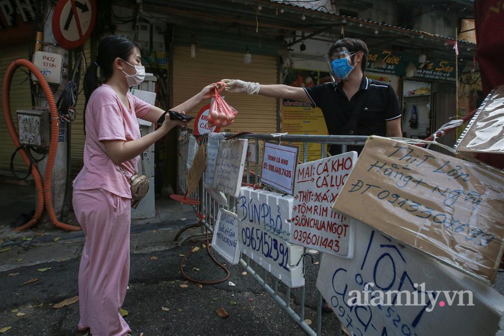 Hà Nội: Chợ phố cổ biển quảng cáo treo kín hàng rào, ai mua gì a lô có ngay không cần vào chợ-9