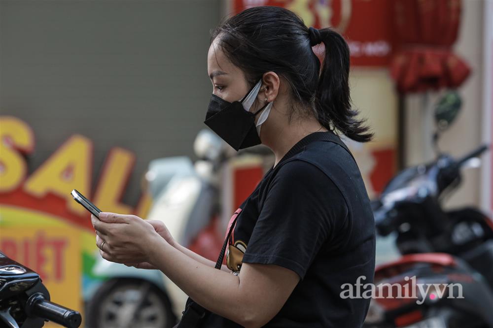 Hà Nội: Chợ phố cổ biển quảng cáo treo kín hàng rào, ai mua gì a lô có ngay không cần vào chợ-10