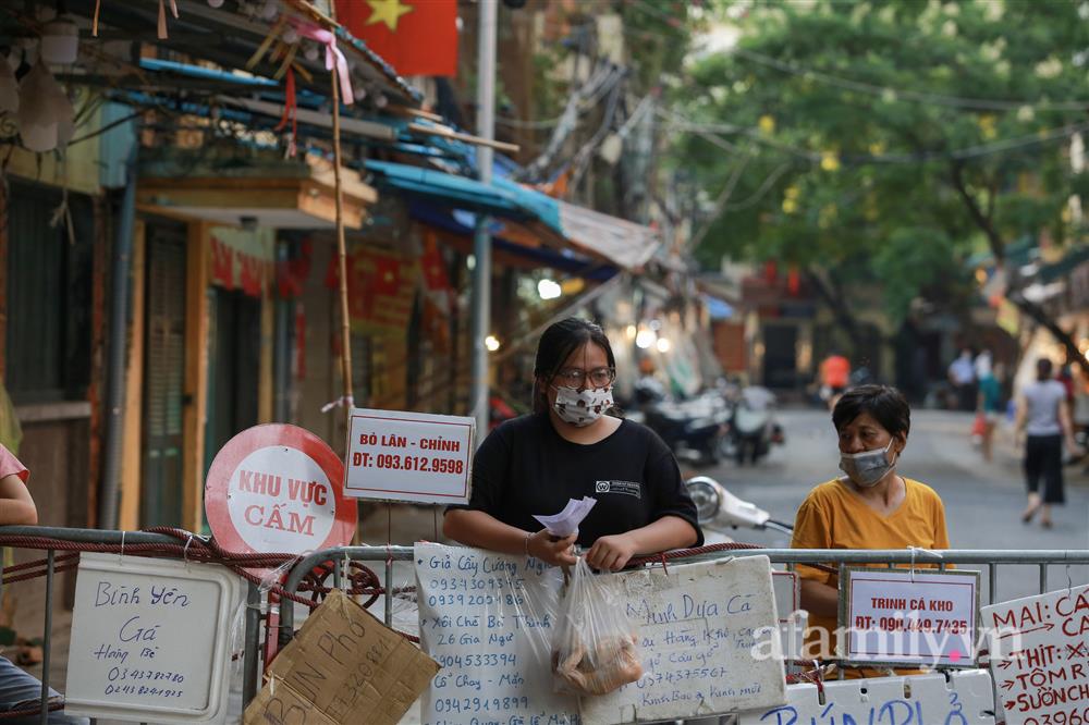 Hà Nội: Chợ phố cổ biển quảng cáo treo kín hàng rào, ai mua gì a lô có ngay không cần vào chợ-13