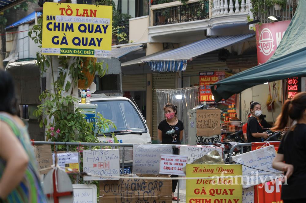 Hà Nội: Chợ phố cổ biển quảng cáo treo kín hàng rào, ai mua gì a lô có ngay không cần vào chợ-14