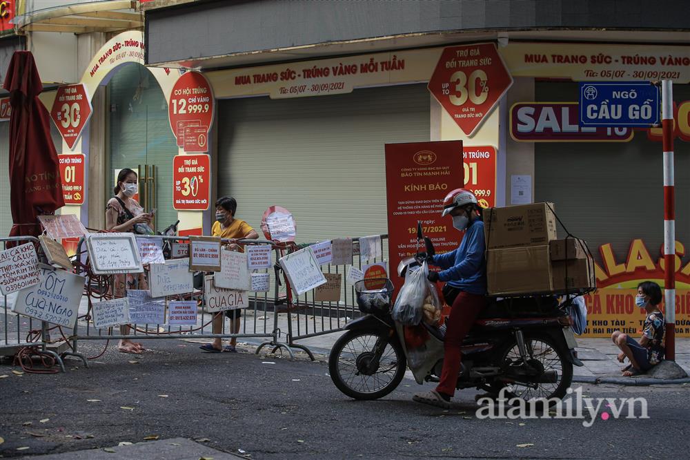 Hà Nội: Chợ phố cổ biển quảng cáo treo kín hàng rào, ai mua gì a lô có ngay không cần vào chợ-11