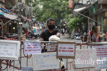 Hà Nội: Chợ phố cổ biển quảng cáo treo kín hàng rào, ai mua gì 