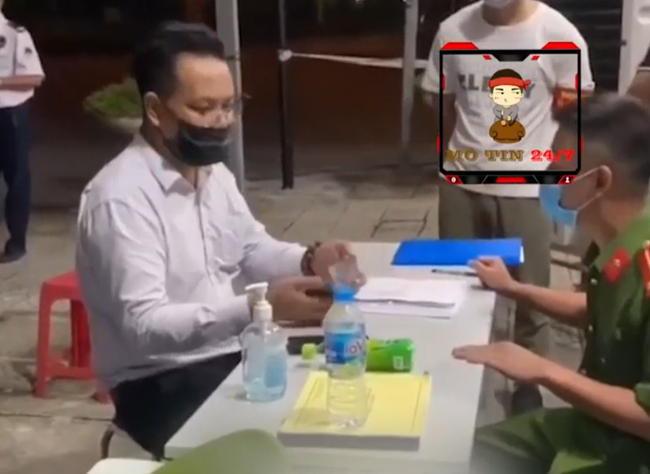 Người đàn ông tự nhận tao là tiến sĩ chửi bới, xúc phạm cán bộ trực chốt, lớn tiếng thách thức bắt đi, cứ chờ đấy-3