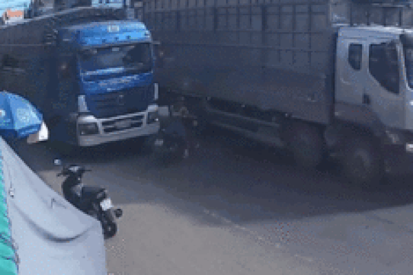 Đứng vào điểm mù xe tải lớn, người phụ nữ có màn ‘thoát thân’ may mắn