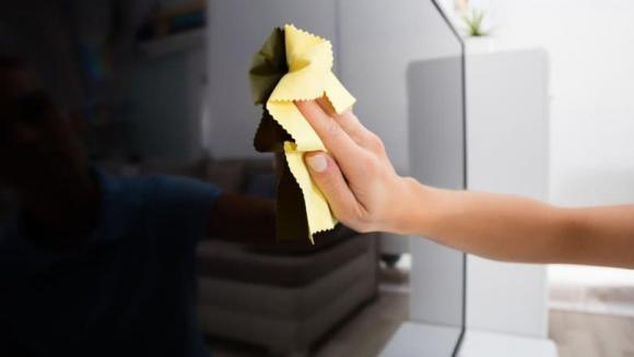 Đừng lau màn hình TV bằng nước nếu bị bẩn, điều đó rất nguy hiểm và không sạch sẽ! Dạy bạn một mẹo để lau sạch bóng và không bám bụi-2