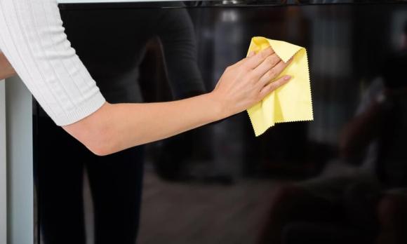 Đừng lau màn hình TV bằng nước nếu bị bẩn, điều đó rất nguy hiểm và không sạch sẽ! Dạy bạn một mẹo để lau sạch bóng và không bám bụi-3