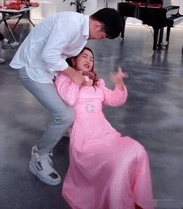 Vợ đang livestream thì bị chồng đánh đập đến bất tỉnh, vụ bạo hành dã man bị phát trực tiếp trước mắt hàng nghìn người theo dõi-6