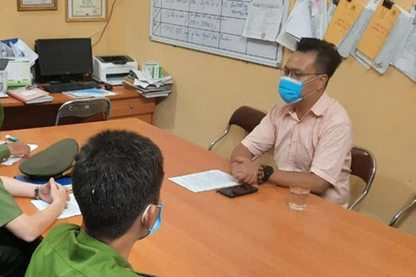 Tiến sĩ chửi cán bộ trực chốt kiểm soát tự ký giấy đi đường cho mình-2