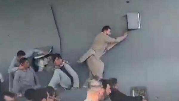 Một số người bám vào máy bay Mỹ cất cánh ở Kabul-1