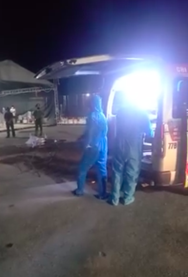 Người thân oà khóc nức nở trong giây phút đón nhận tro cốt của nam thanh niên bị sát hại ở Nhật về với vòng tay gia đình, quê hương-2