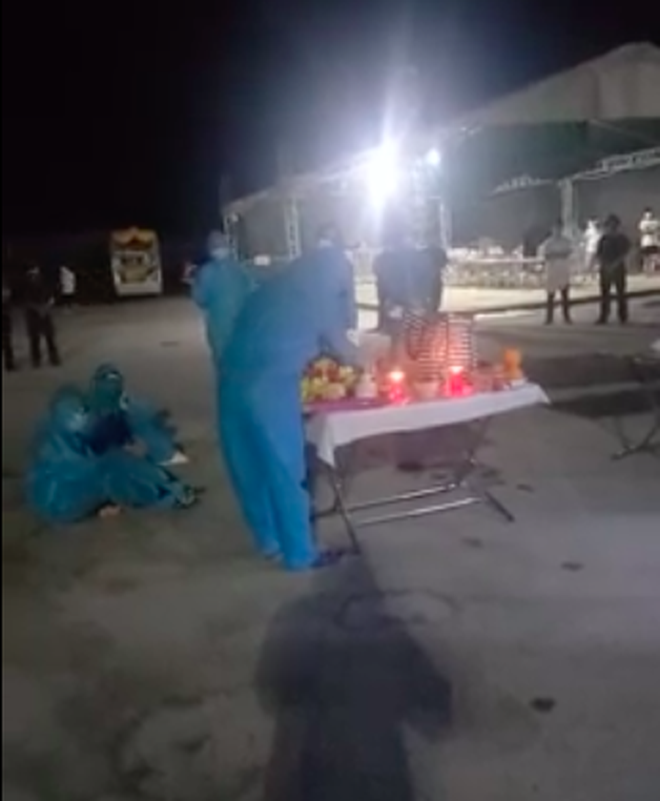 Người thân oà khóc nức nở trong giây phút đón nhận tro cốt của nam thanh niên bị sát hại ở Nhật về với vòng tay gia đình, quê hương-4