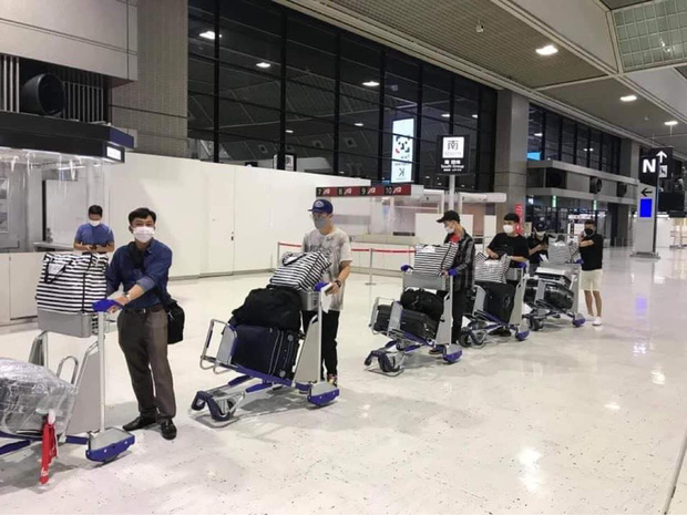 Người thân oà khóc nức nở trong giây phút đón nhận tro cốt của nam thanh niên bị sát hại ở Nhật về với vòng tay gia đình, quê hương-5