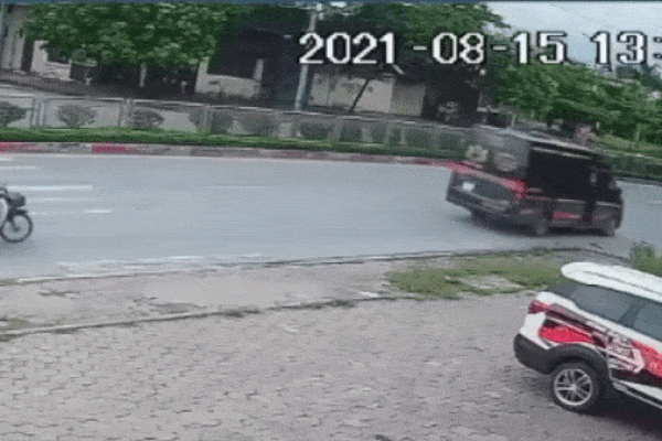 Clip: Lao vào đuôi ô tô dừng 