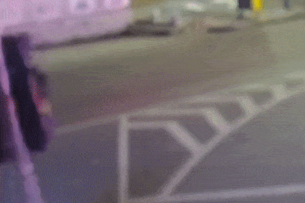 Bị ô tô húc văng khi sang đường, cô gái vẫn đứng dậy đi lại bình thường-1