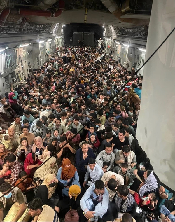Bức ảnh gây sốc: Hơn 600 người Afghanistan nhồi nhét kín đặc trong khoang máy bay Mỹ để tháo chạy khỏi đất nước-1