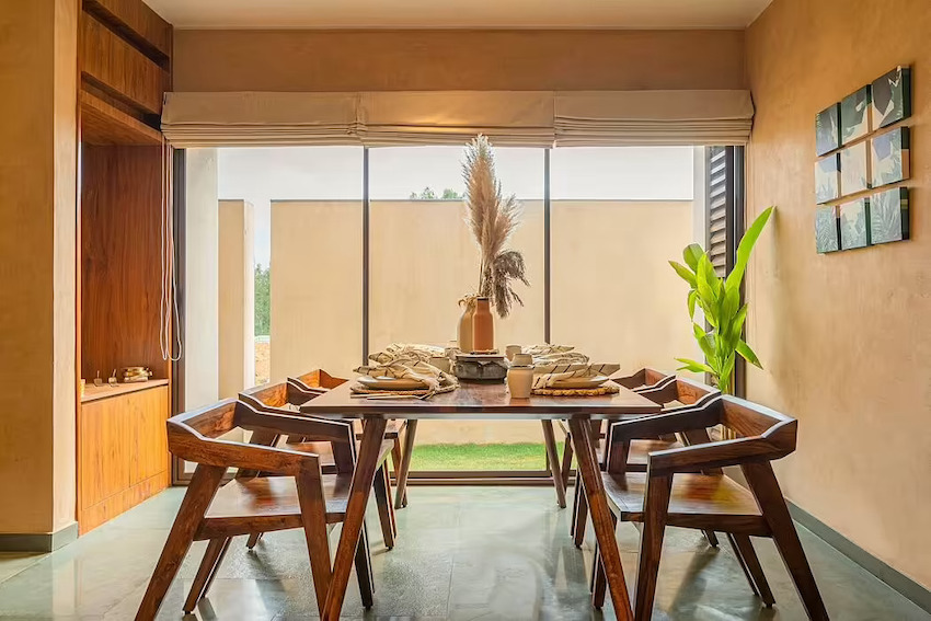 Ngôi nhà màu đất ấm áp dù có lợi thế về không gian nhưng lại thiết kế một mẩu trông như nằm sát mặt đất, hóa ra vì nguyên nhân ý nghĩa này-6