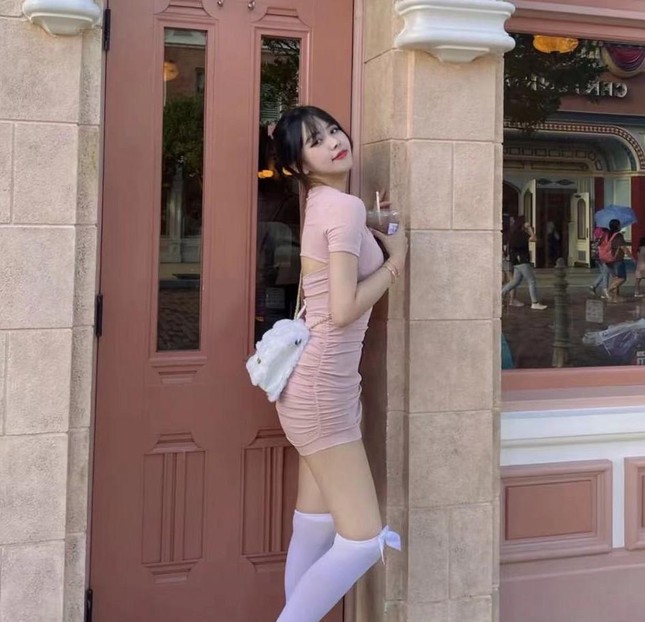 Nhan sắc trong trẻo, gợi cảm của mỹ nhân 17 tuổi dính tin đồn hẹn hò với Châu Tinh Trì-9