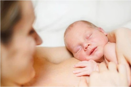 Mẹ mắc Covid-19 có được cho con bú và áp dụng phương pháp da kề da ngay sau khi sinh?