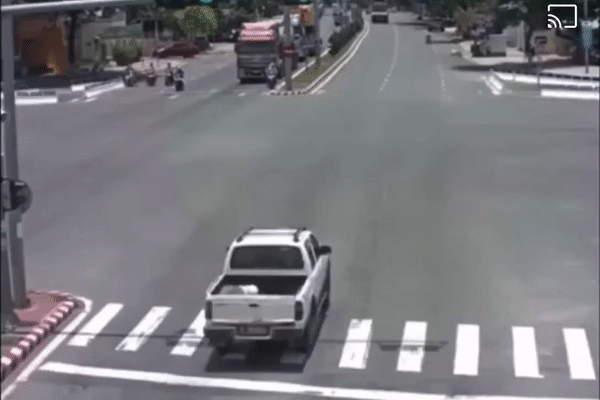 Xe cứu thương lật nghiêng giữa ngã tư đường sau pha va chạm cực mạnh với ô tô bán tải