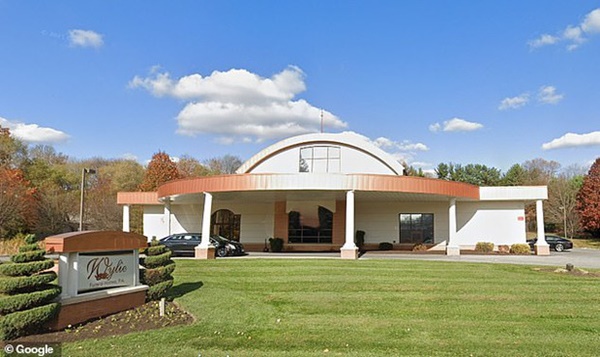 Nhà tang lễ quyết không chịu giao tro cốt của chồng vừa mất, góa phụ tìm hiểu thì phát hiện bí mật cay đắng bị giấu kín suốt nửa đời người-1