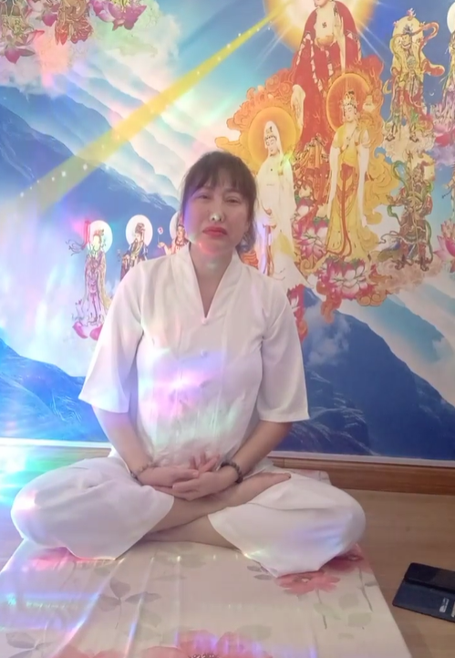 Phi Thanh Vân hai mắt sưng húp, livestream khóc nấc hối hận vì chưa thể làm điều này trước khi mẹ qua đời-2