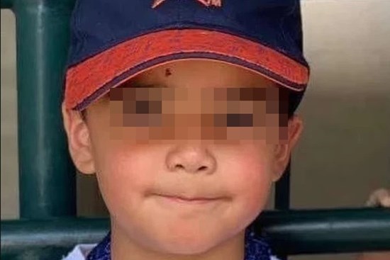 Bé trai 7 tuổi bị vi khuẩn 