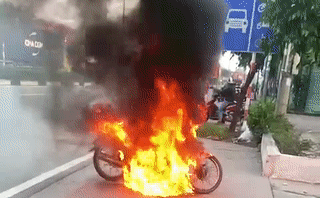 Bình Dương: Khống chế thanh niên châm lửa tự đốt xe khi bị lập biên bản vi phạm-1