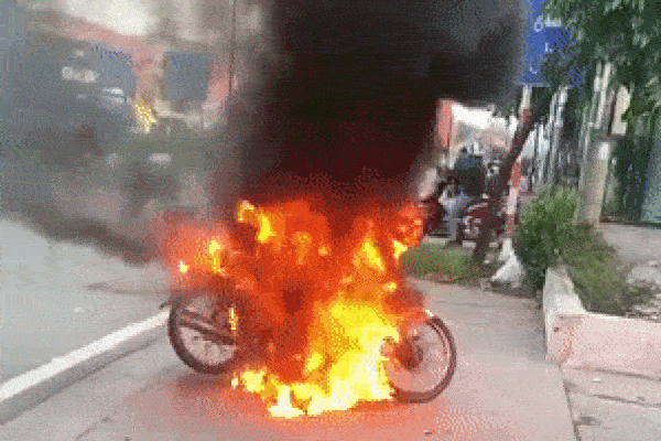 Bình Dương: Khống chế thanh niên châm lửa tự đốt xe khi bị lập biên bản vi phạm