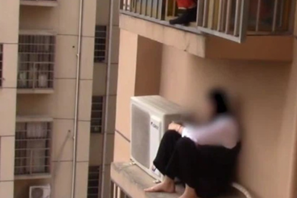 2 nữ sinh 14 tuổi cầm tay nhau nhảy lầu tự vẫn từ tầng 22, để lại bức thư tuyệt mệnh với nội dung khiến gia đình và dư luận sục sôi-6