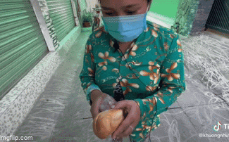 Mẹ đơn thân bật khóc nức nở thấy điều bí mật bên trong chiếc bánh mì từ thiện-3
