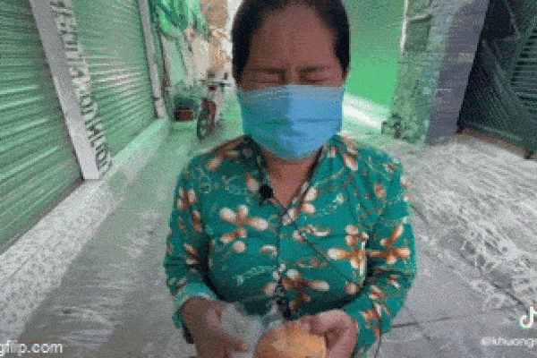 Phẫn nộ: Con trai dùng nạng đánh mẹ dã man vì không mượn được điện thoại-3