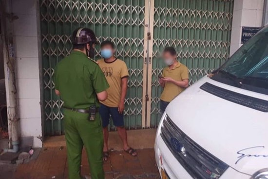 Đi bộ ra khỏi nhà khoảng 500 mét thì gặp công an, 2 người đàn ông bị phạt 15 triệu đồng