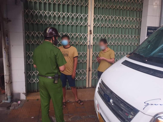 Đi bộ ra khỏi nhà khoảng 500 mét thì gặp công an, 2 người đàn ông bị phạt 15 triệu đồng-1