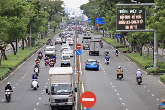 Đường phố TP.HCM đông đúc trở lại