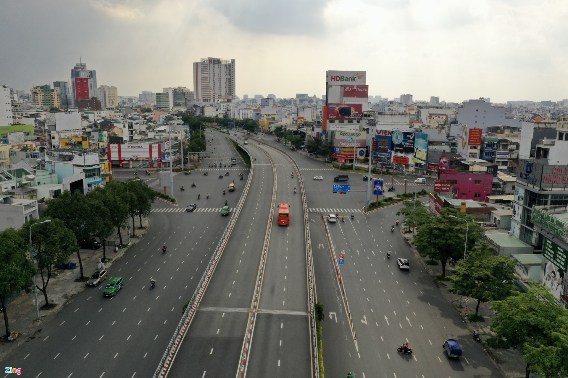 Đường phố TP.HCM đông đúc trở lại-8