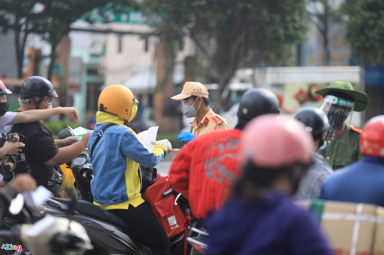 Đường phố TP.HCM đông đúc trở lại-5