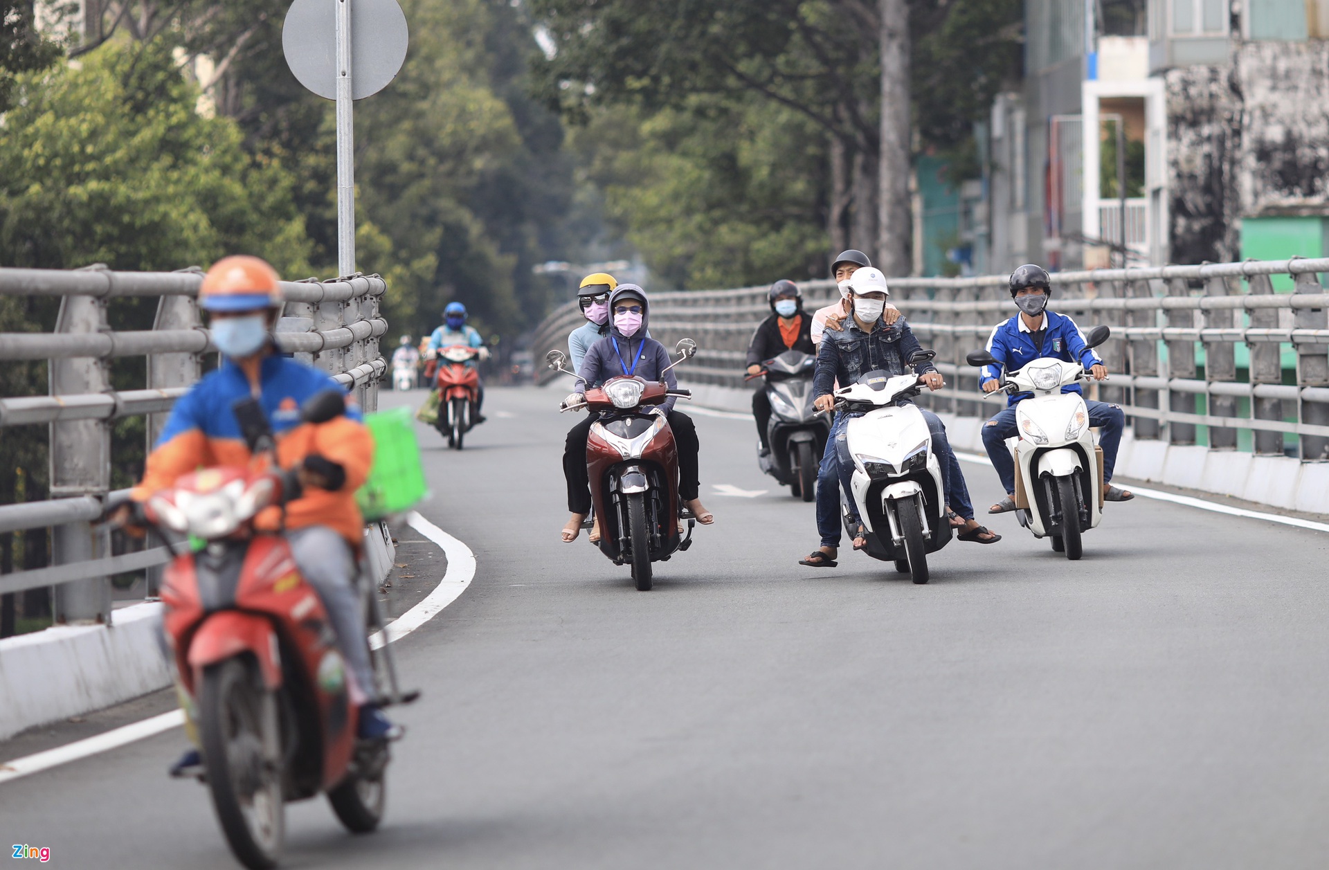 Đường phố TP.HCM đông đúc trở lại-7