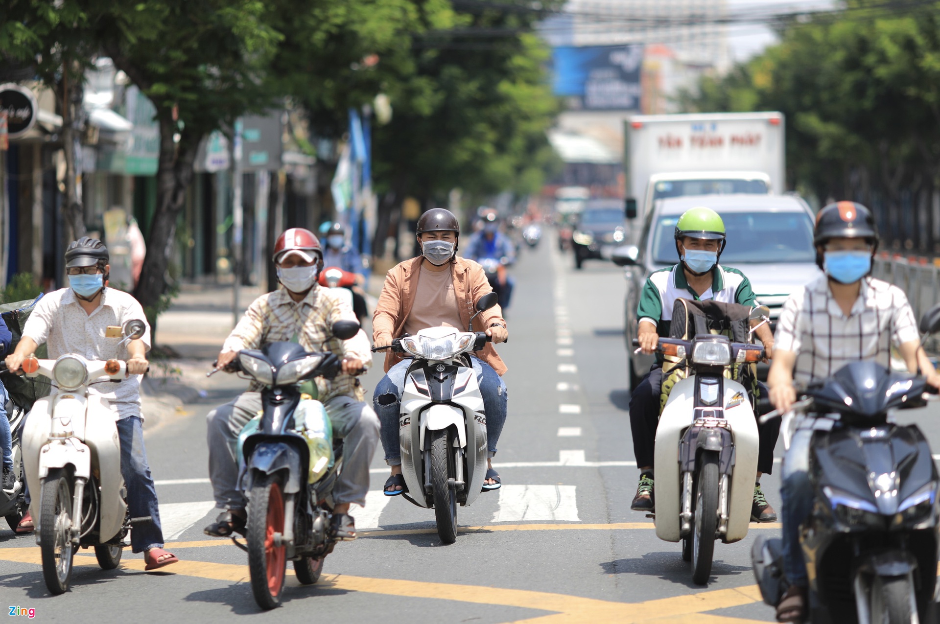 Đường phố TP.HCM đông đúc trở lại-2