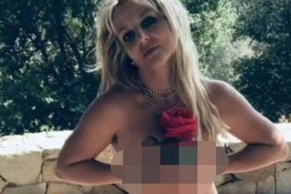 Britney Spears đính hôn với người tình trẻ kém 13 tuổi sau khi được bố trả tự do-2