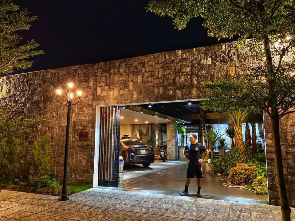 Khám phá ngôi nhà xây trên diện tích đất 900m2, đủ phòng gym, bể bơi-3