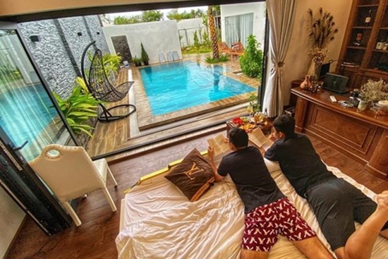 Khám phá ngôi nhà xây trên diện tích đất 900m2, đủ phòng gym, bể bơi