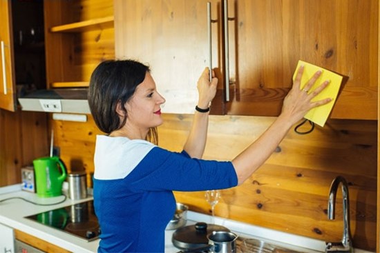 Cách vệ sinh tủ bếp đơn giản mà hiệu quả, không chỉ sáng bóng như mới mà còn tạo hứng khởi cho chị em nội trợ